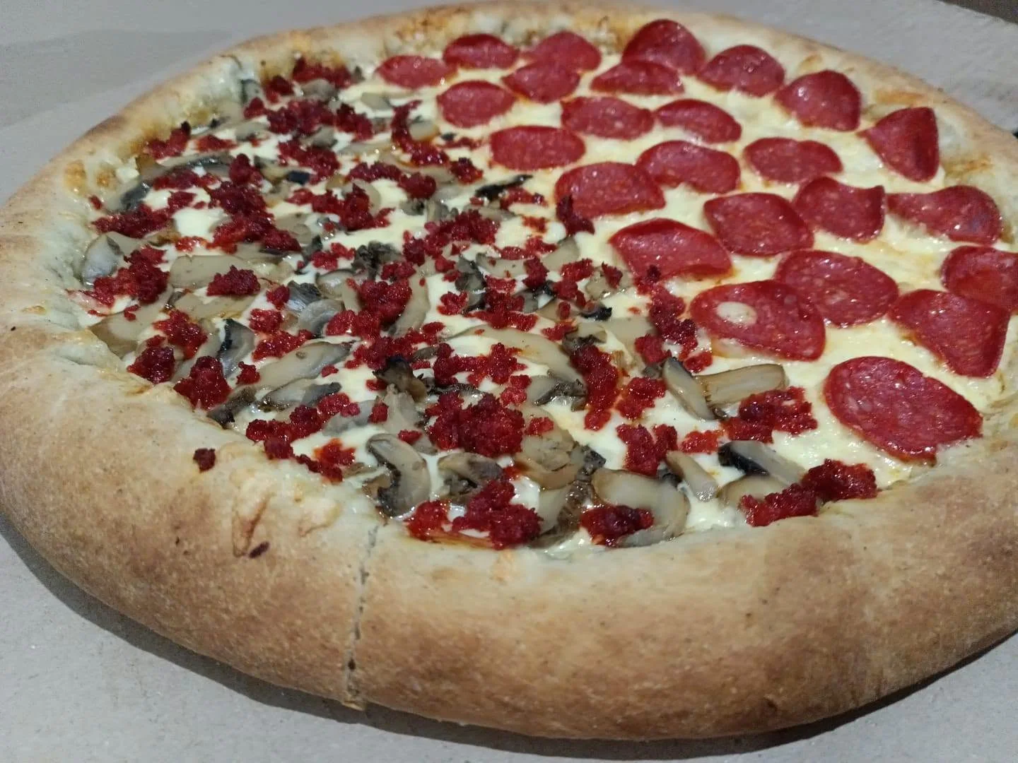 Pizza mitad champiñones y pepperoni