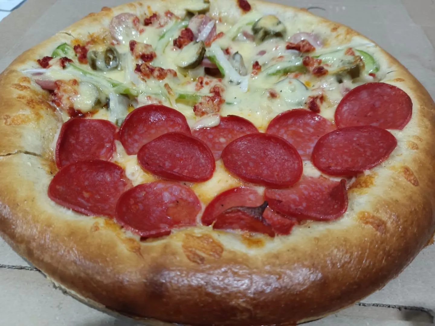 Pizza combinada con pepperoni