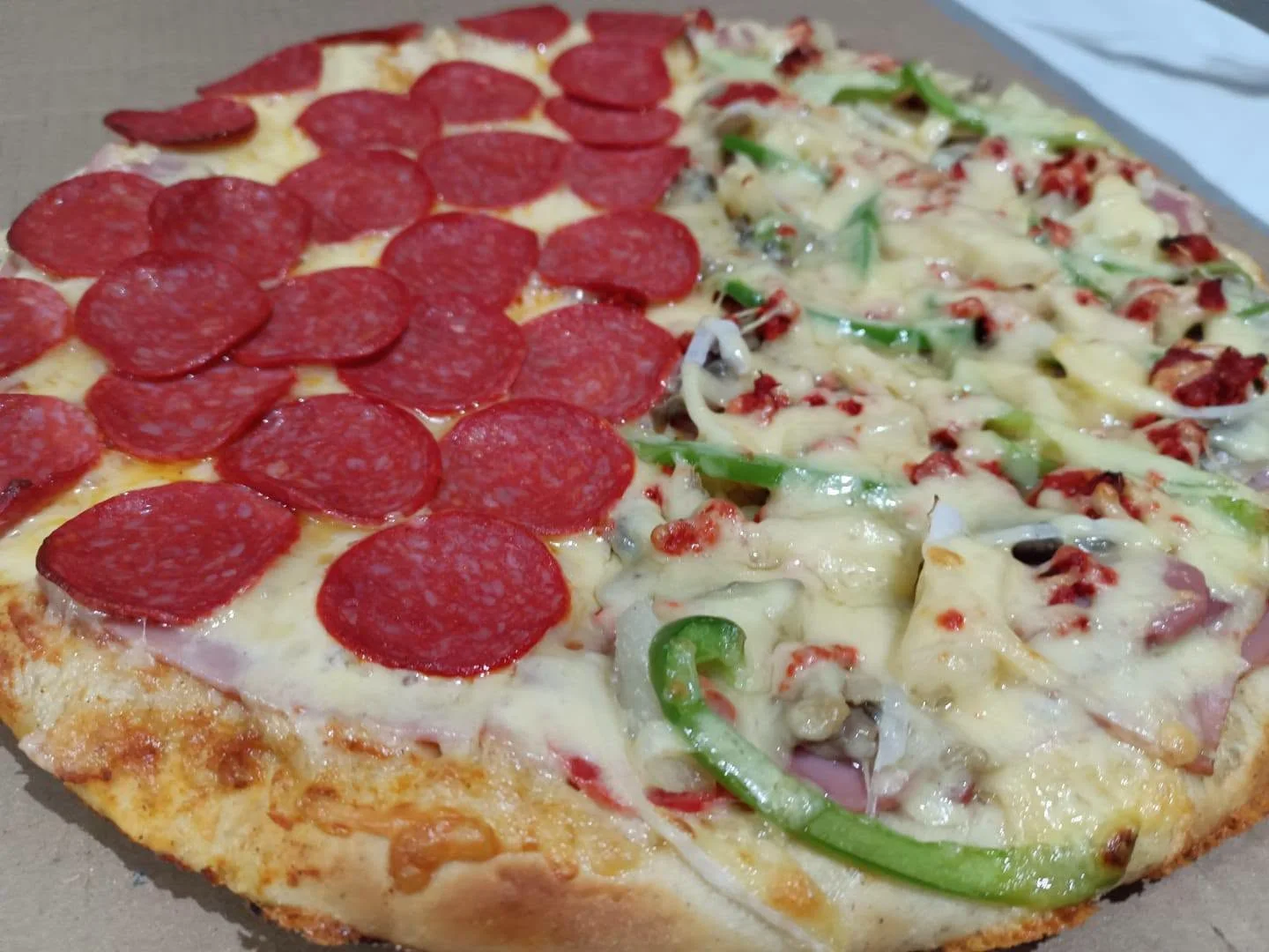 Pizza mitad pepperoni y mitad mexicana