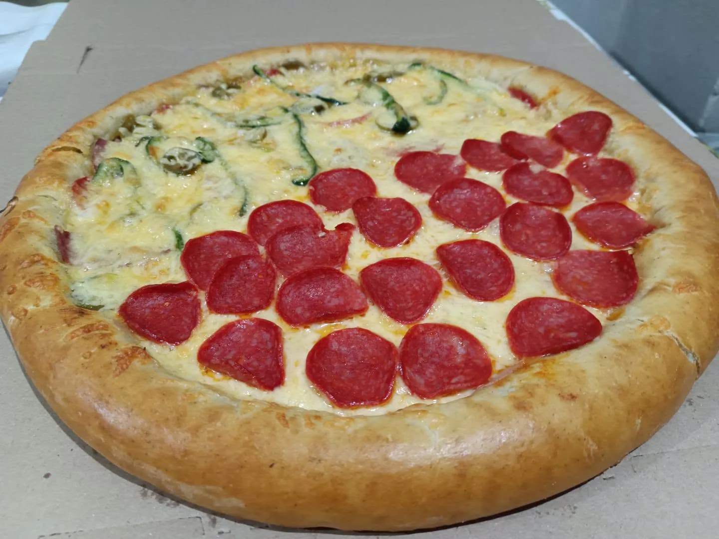 Pizza mitad vegetales y pepperoni